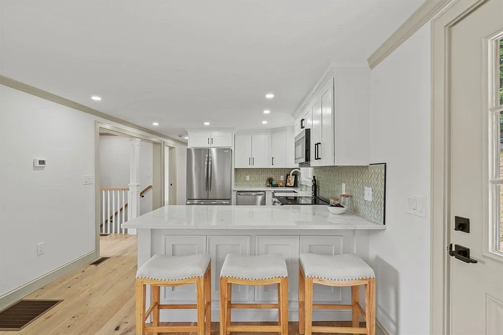 Kitchen, peninsula with bar stools